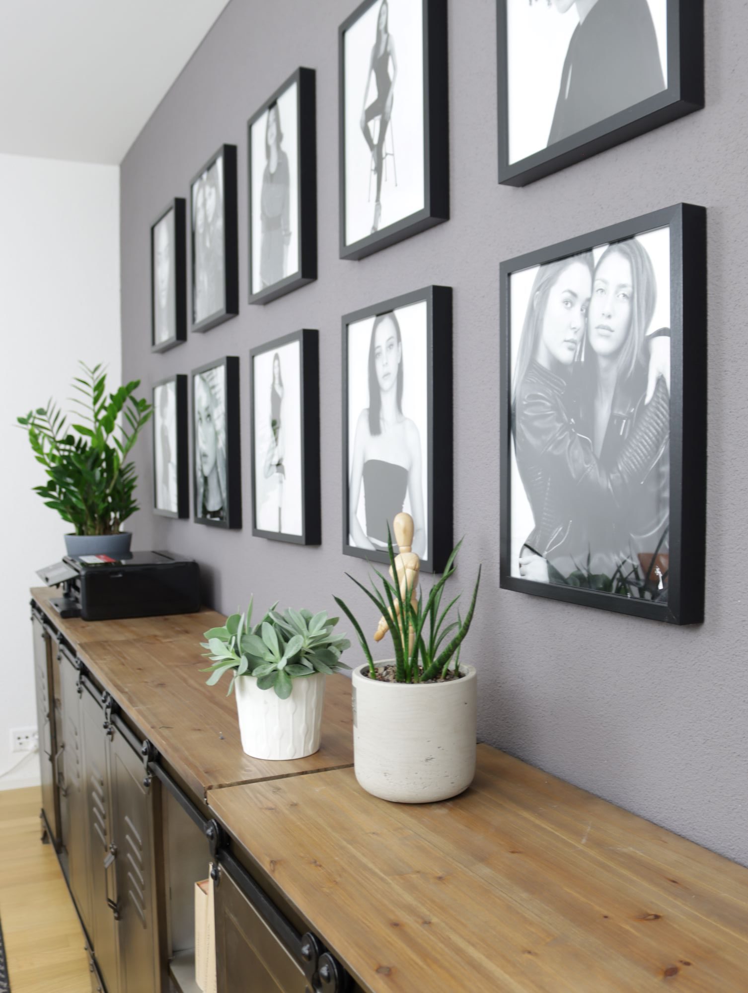 Bildergalerie graue Wand mit Schwarz-Weissbilder
